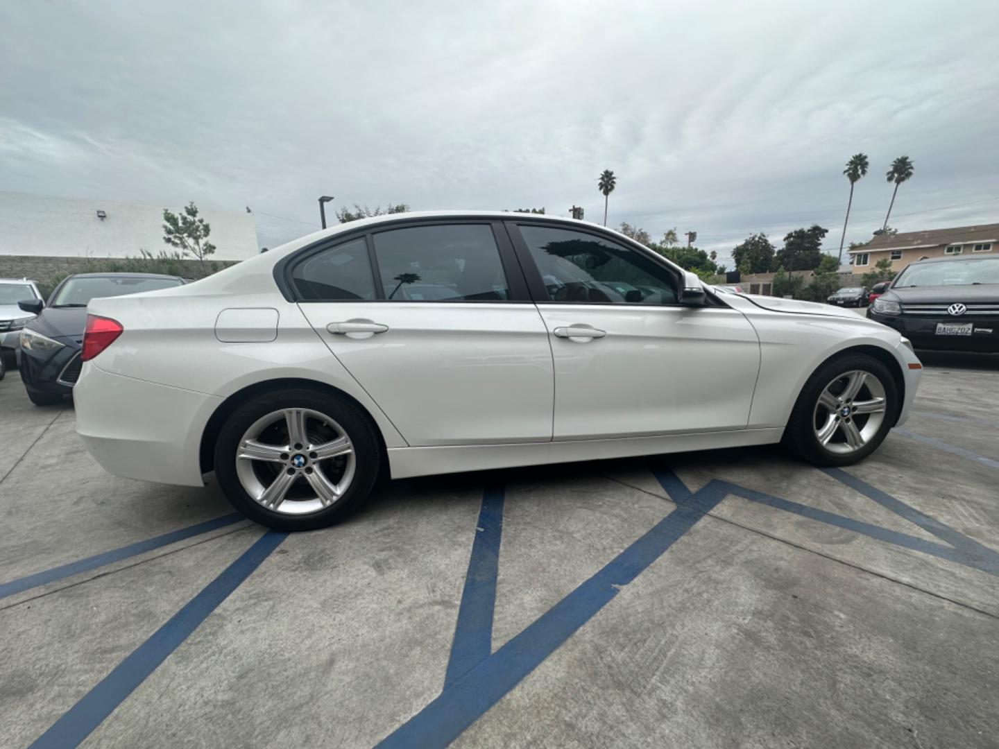 2013 White BMW 3-Series 328i Sedan (WBA3C1C52DF) with an 2.0L L4 DOHC 16V engine, AUTOMATIC transmission, located at 30 S. Berkeley Avenue, Pasadena, CA, 91107, (626) 248-7567, 34.145447, -118.109398 - Crown City Motors is a used “Buy Here Pay Here” car dealer in Pasadena CA. “Buy Here Pay Here” financing, means that when you purchase your vehicle from our dealership, that you make the payments to the dealership as well. We do not need the banks approval to get you approved for a used auto - Photo#7